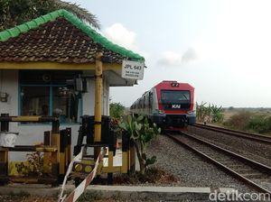 Keuntungan dan Kerugian Punya Rumah di Pinggir Rel Kereta Api Keuntungan dan Kerugian Punya Rumah di Pinggir Rel Kereta Api