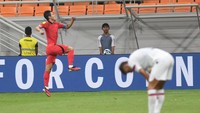 Di Jakarta International Stadium, laga Korea Selatan U-17 vs AS U-17 pada Grup E berjalan sengit. Nimfasha Berchimas membawa AS unggul sejak menit ke-7, namun bisa dibalas Kim Myeong-jun pada menit ke-35.