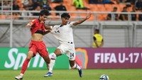 Pesepakbola Timnas Korea Selatan You Minjun (kiri) berebut bola dengan pesepak bola Timnas Amerika Serikat Taha Habroune.