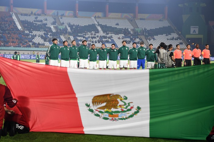 Pesepak bola Timnas Jerman dan Timnas Meksiko memasuki lapangan jelang pertandingan Grup D Piala Dunia U-17 2023 di Stadion Si Jalak Harupat, Kabupaten Bandung, Jawa Barat, Minggu (12/11/2023). ANTARA FOTO/M Agung Rajasa/aww.