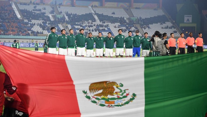 Pesepak bola Timnas Jerman dan Timnas Meksiko memasuki lapangan jelang pertandingan Grup D Piala Dunia U-17 2023 di Stadion Si Jalak Harupat, Kabupaten Bandung, Jawa Barat, Minggu (12/11/2023). ANTARA FOTO/M Agung Rajasa/aww.