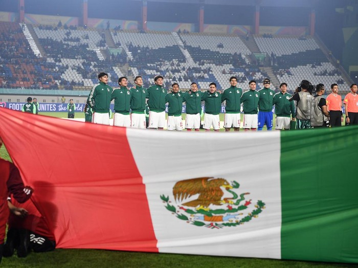Pesepak bola Timnas Jerman dan Timnas Meksiko memasuki lapangan jelang pertandingan Grup D Piala Dunia U-17 2023 di Stadion Si Jalak Harupat, Kabupaten Bandung, Jawa Barat, Minggu (12/11/2023). ANTARA FOTO/M Agung Rajasa/aww.