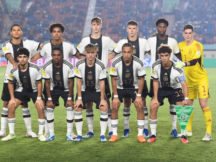 Pesepak bola Timnas Jerman dan Timnas Meksiko memasuki lapangan jelang pertandingan Grup D Piala Dunia U-17 2023 di Stadion Si Jalak Harupat, Kabupaten Bandung, Jawa Barat, Minggu (12/11/2023). ANTARA FOTO/M Agung Rajasa/aww.