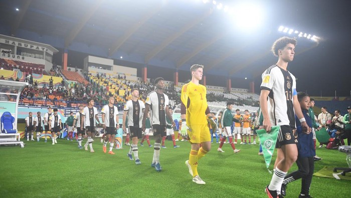 Piala Dunia U-17: Jerman melawan Meksiko Pesepak bola Timnas Jerman dan Timnas Meksiko memasuki lapangan jelang pertandingan Grup D Piala Dunia U-17 2023 di Stadion Si Jalak Harupat, Kabupaten Bandung, Jawa Barat, Minggu (12/11/2023). ANTARA FOTO/M Agung Rajasa/aww.