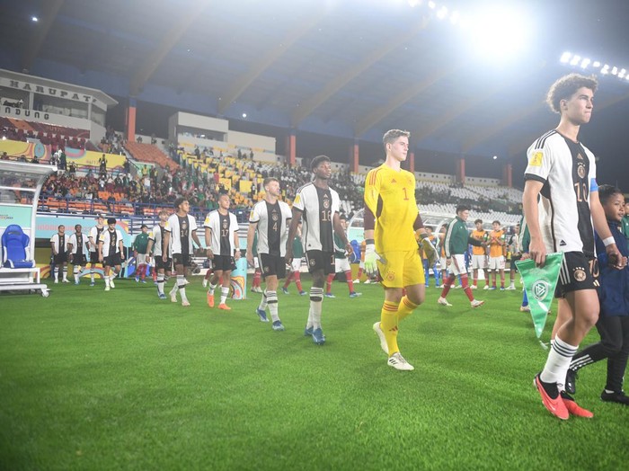 Pesepak bola Timnas Jerman dan Timnas Meksiko memasuki lapangan jelang pertandingan Grup D Piala Dunia U-17 2023 di Stadion Si Jalak Harupat, Kabupaten Bandung, Jawa Barat, Minggu (12/11/2023). ANTARA FOTO/M Agung Rajasa/aww.
