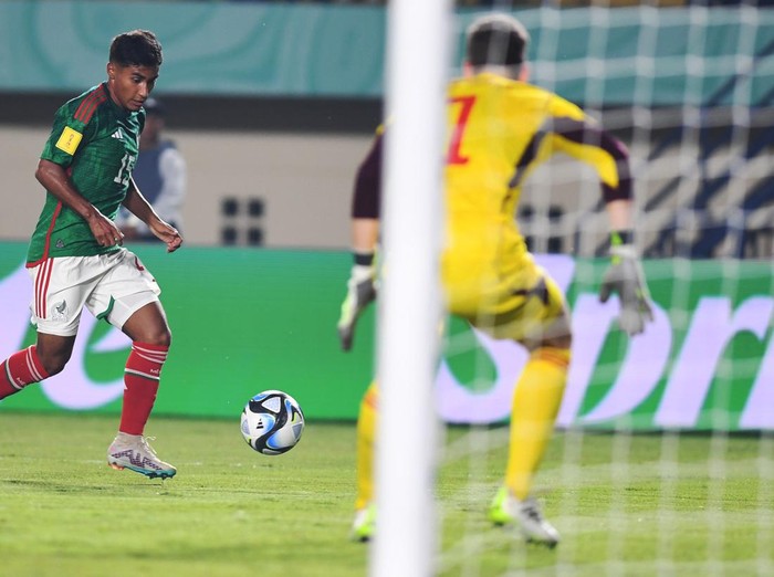 Pesepak bola Timnas Jerman dan Timnas Meksiko memasuki lapangan jelang pertandingan Grup D Piala Dunia U-17 2023 di Stadion Si Jalak Harupat, Kabupaten Bandung, Jawa Barat, Minggu (12/11/2023). ANTARA FOTO/M Agung Rajasa/aww.