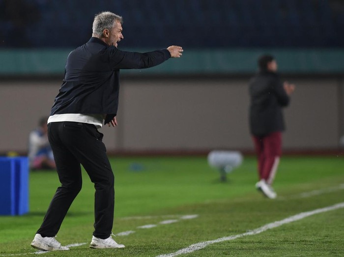 Pesepak bola Timnas Jerman dan Timnas Meksiko memasuki lapangan jelang pertandingan Grup D Piala Dunia U-17 2023 di Stadion Si Jalak Harupat, Kabupaten Bandung, Jawa Barat, Minggu (12/11/2023). ANTARA FOTO/M Agung Rajasa/aww.