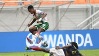 Pesepakbola timnas Burkina Faso Cheick Camara (kiri) menghindari tacke pesepakbola timnas Prancis Bastien Meupiyou pada laga penyisihan Grup E Piala Dunia U-17 2023 di Jakarta International Stadium, Jakarta, Minggu (12/11/2023).