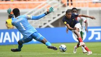 Prancis menambah gol lagi di menit ke-87 lewat eksekusi penalti Tidiam Gomis. Les Bleus pun menang 3-0.