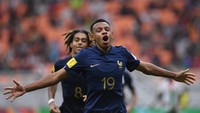 Pesepakbola timnas Prancis Joan Tincres (kanan) mengekspresikan kegembiraannya seusai berhasil mengeksekusi tendangan penalti ke gawang timnas Burkina Faso pada laga penyisihan Grup E Piala Dunia U-17 2023 di Jakarta International Stadium, Jakarta, Minggu (12/11/2023).