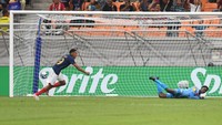 Pesepakbola timnas Prancis Joan Tincres (kiri) mengekspresikan kegembiraannya seusai berhasil mengeksekusi tendangan penalti ke gawang timnas Burkina Faso pada laga penyisihan Grup E Piala Dunia U-17 2023 di Jakarta International Stadium, Jakarta, Minggu (12/11/2023).
