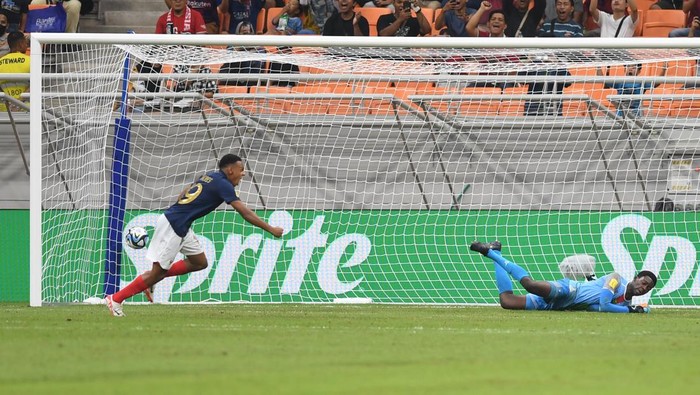 Pesepak bola timnas Prancis Yanis Issoufou melepaskan tendangan dengan dihadang kiper Burkina Faso Isidore Traore pada laga penyisihan Grup E Piala Dunia U-17 2023 di Jakarta International Stadium, Jakarta, Minggu (12/11/2023). ANTARA FOTO/Akbar Nugroho Gumay/aww.