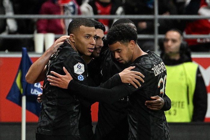 Paris Saint-Germains French forward #07 Kylian Mbappe celebrates with Paris Saint-Germains French midfielder #33 Warren Zaire-Emery (R) and teammates after scoring his teams second goal during the French L1 football match between Stade de Reims and Paris Saint-Germain (PSG) at Stade Auguste-Delaune in Reims, northern France on November 11, 2023. (Photo by FRANCOIS NASCIMBENI / AFP)