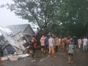 Rumah-Warung Warga di Palembang Rusak Tertimpa Pohon Tumbang