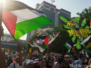 Bonek Lelang Jersey Ernando Ari di Aksi Bela Palestina