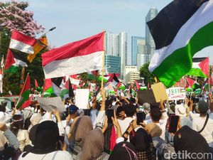Lautan Manusia di Aksi Bela Palestina di Surabaya