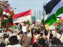 Lautan Manusia di Aksi Bela Palestina di Surabaya