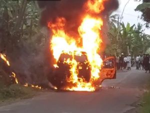 Mobil Minibus Ludes Terbakar di Klungkung gegara Korsleting