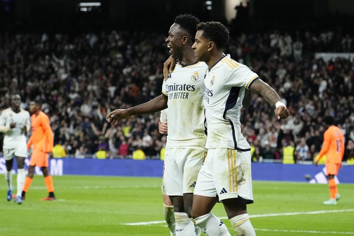 Spain Soccer La Liga Real Madrid's Vinicius Junior, centre, celebrates with Rodrygo after scoring his side's third goal during the Spanish La Liga soccer match between Real Madrid and Valencia at the Santiago Bernabeu stadium in Madrid, Spain, Saturday, Nov. 11, 2023. (AP Photo/Jose Breton)