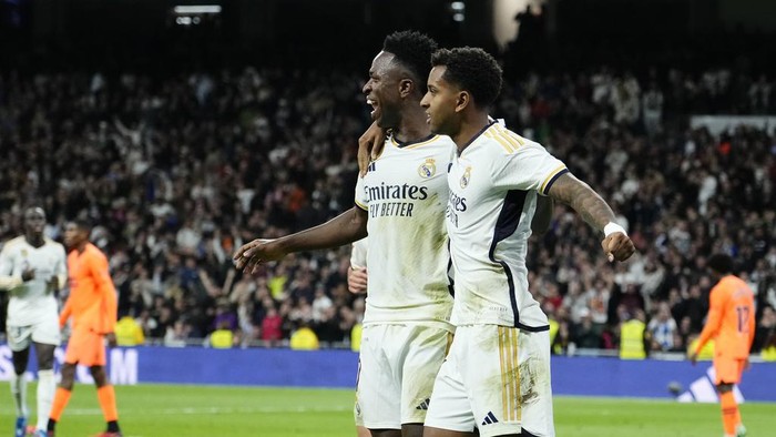 Real Madrids Vinicius Junior, centre, celebrates with Rodrygo after scoring his sides third goal during the Spanish La Liga soccer match between Real Madrid and Valencia at the Santiago Bernabeu stadium in Madrid, Spain, Saturday, Nov. 11, 2023. (AP Photo/Jose Breton)