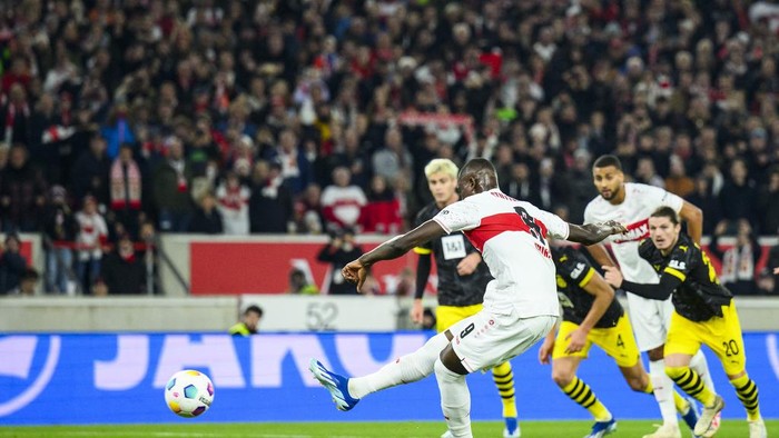 Stuttgarts Serhou Guirassy scores his sides second goal during the German Bundesliga soccer match between Stuttgart and Borussia Dortmund, at the MHPArena in Stuttgart, Germany, Saturday, Nov. 11, 2023. (Tom Weller/dpa via AP)