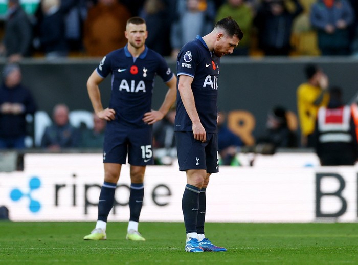 Soccer Football - Premier League - Wolverhampton Wanderers v Tottenham Hotspur - Molineux Stadium, Wolverhampton, Britain - November 11, 2023  Tottenham Hotspurs Pierre-Emile Hojbjerg looks dejected after Wolverhampton Wanderers Mario Lemina scores their second goal REUTERS/Carl Recine NO USE WITH UNAUTHORIZED AUDIO, VIDEO, DATA, FIXTURE LISTS, CLUB/LEAGUE LOGOS OR LIVE SERVICES. ONLINE IN-MATCH USE LIMITED TO 45 IMAGES, NO VIDEO EMULATION. NO USE IN BETTING, GAMES OR SINGLE CLUB/LEAGUE/PLAYER PUBLICATIONS.