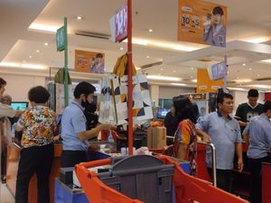 Pelanggan Ini Borong Belanja Bulanan di Transmart Full Day Sale