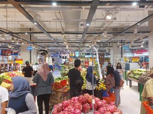Jelang Berakhirnya Full Day Sale, Area Buah Transmart Kokas Ramai Pengunjung