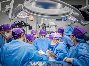 Momen Ahli Bedah AS Lakukan Transplantasi Mata Pertama di Dunia