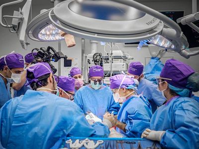 Momen Ahli Bedah AS Lakukan Transplantasi Mata Pertama di Dunia