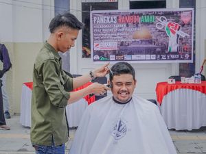 Bantu Donasi Palestina, Bobby Cukur Rambut di Acara CFD Medan Bantu Donasi Palestina, Bobby Cukur Rambut di Acara CFD Medan