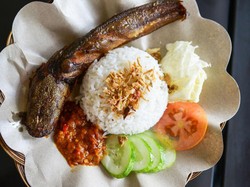 Kocak! Bule Ini Sebut Pecel Lele Sebagai Kadal Goreng