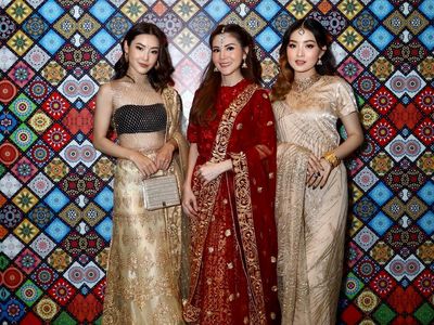 Adu Gaya Selebriti Pakai Baju Khas India di Festival Cahaya Diwali