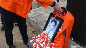 Aksi Tabur Bunga Peringati Tragedi Semanggi I
