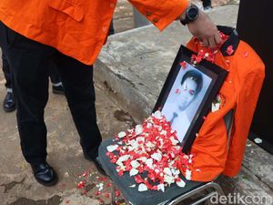 Aksi Tabur Bunga Peringati Tragedi Semanggi I Aksi Tabur Bunga Peringati Tragedi Semanggi I