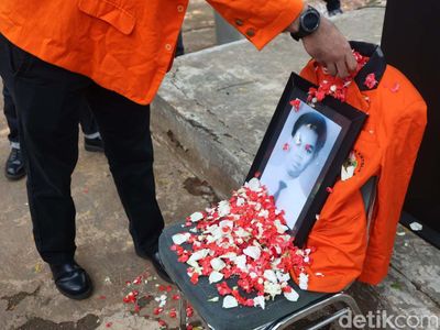 Aksi Tabur Bunga Peringati Tragedi Semanggi I