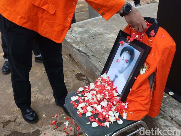 Aksi Tabur Bunga Peringati Tragedi Semanggi I