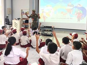 Ngalam Mbois: Anggota Satpol PP Kota Batu Edukasi Anak-anak Lewat Boneka