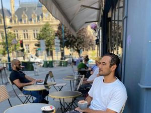 Ario Bayu, Pemeran Soeraja di Gadis Kretek yang Hobi Ngopi