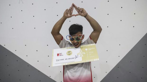 Atlet panjat tebing Indonesia Rahmad Adi Mulyono menunjukkan tiket Olimpiade Paris 2024 usai menang pada babak final speed ajang Asian Qualifier Jakarta 2023 di Arena Panjat Tebing GBK, Jakarta, Minggu (12/11/2023). Rahmad Adi Mulyono berhasil mendapatkan tiket Olimpiade Paris 2024 setelah menang dengan catatan waktu 5,35 detik. ANTARA FOTO/Hendra Nurdiyansyah/aww.