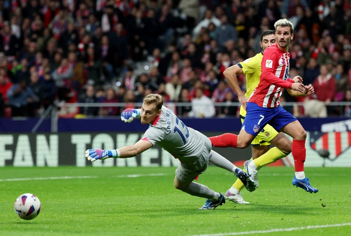 Soccer Football - LaLiga - Atletico Madrid v Villarreal - Metropolitano, Madrid, Spain - November 12, 2023 Atletico Madrids Antoine Griezmann in action with Villarreals Filip Jorgensen REUTERS/Isabel Infantes