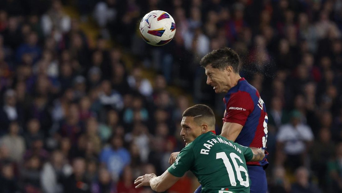 Robert Lewandowski bawa Barcelona comeback atas Alaves. (Foto: AP/Joan Monfort)