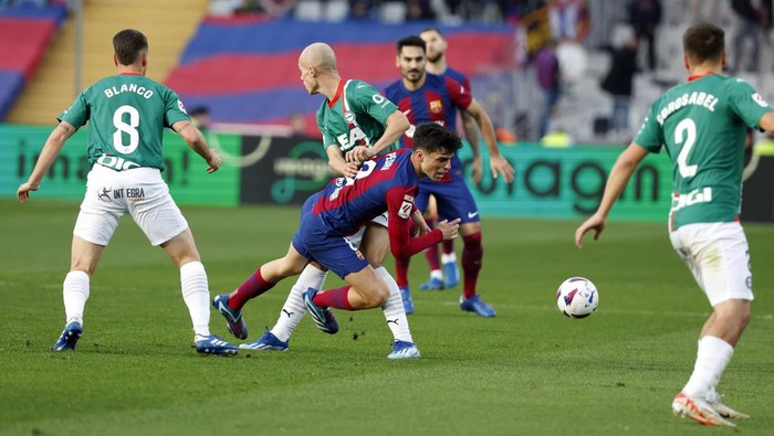 Alaves Jon Guridi fights for the ball with Barcelonas Pedri during the Spanish La Liga soccer match between Barcelona and Alaves at the Montjuic stadium in Barcelona, Spain, Sunday Nov. 12, 2023. (AP Photo/Joan Monfort)