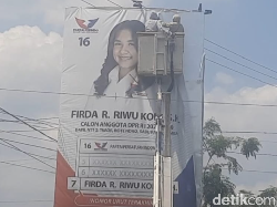 Bawaslu Bongkar Atribut Partai dan Caleg di Kupang