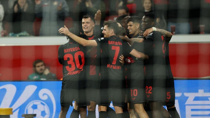 Soccer Football - Bundesliga - Bayer Leverkusen v 1. FC Union Berlin - BayArena, Leverkusen, Germany - November 12, 2023 Bayer Leverkusens Jonathan Tah celebrates scoring their third goal with teammates REUTERS/Thilo Schmuelgen DFL REGULATIONS PROHIBIT ANY USE OF PHOTOGRAPHS AS IMAGE SEQUENCES AND/OR QUASI-VIDEO.