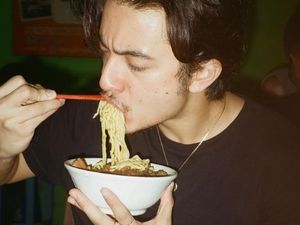 Bryan Domani Doyan Makan Pizza hingga Mie Ayam Legendaris