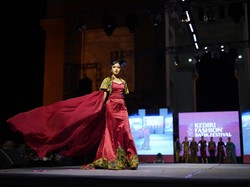 Perajin Kediri Unjuk Gigi Pamerkan Karya di Kediri Fashion Batik Festival