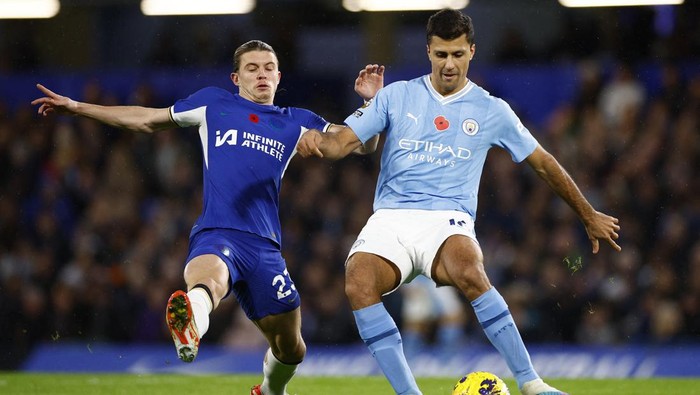 Soccer Football - Premier League - Chelsea v Manchester City - Stamford Bridge, London, Britain - November 12, 2023 Chelseas Conor Gallagher in action with Manchester Citys Rodri Action Images via Reuters/John Sibley NO USE WITH UNAUTHORIZED AUDIO, VIDEO, DATA, FIXTURE LISTS, CLUB/LEAGUE LOGOS OR LIVE SERVICES. ONLINE IN-MATCH USE LIMITED TO 45 IMAGES, NO VIDEO EMULATION. NO USE IN BETTING, GAMES OR SINGLE CLUB/LEAGUE/PLAYER PUBLICATIONS.