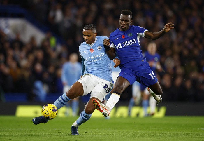 Soccer Football - Premier League - Chelsea v Manchester City - Stamford Bridge, London, Britain - November 12, 2023 Manchester Citys Manuel Akanji in action with Chelseas Nicolas Jackson Action Images via Reuters/John Sibley NO USE WITH UNAUTHORIZED AUDIO, VIDEO, DATA, FIXTURE LISTS, CLUB/LEAGUE LOGOS OR LIVE SERVICES. ONLINE IN-MATCH USE LIMITED TO 45 IMAGES, NO VIDEO EMULATION. NO USE IN BETTING, GAMES OR SINGLE CLUB/LEAGUE/PLAYER PUBLICATIONS.