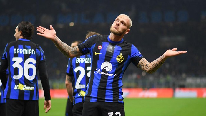 Soccer Football - Serie A - Inter Milan v Frosinone - San Siro, Milan, Italy - November 12, 2023 Inter Milans Federico Dimarco celebrates scoring their first goal REUTERS/Daniele Mascolo